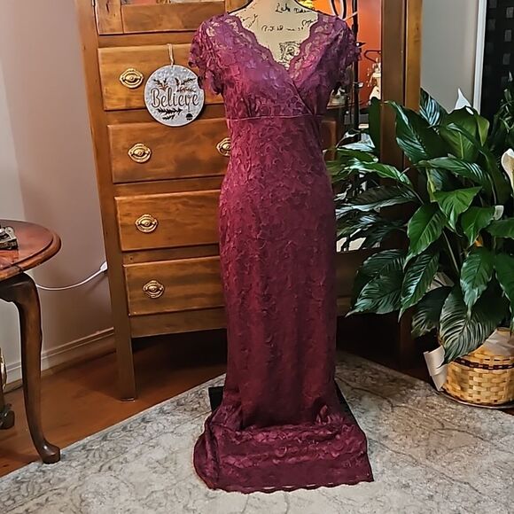 NWT Marina Burgundy lace maxi dress size 8 - Picture 1 of 15